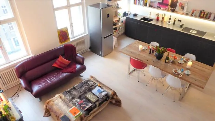 Offener Wohn- und Essbereich mit Designerküche in Berlin-Friedrichshain