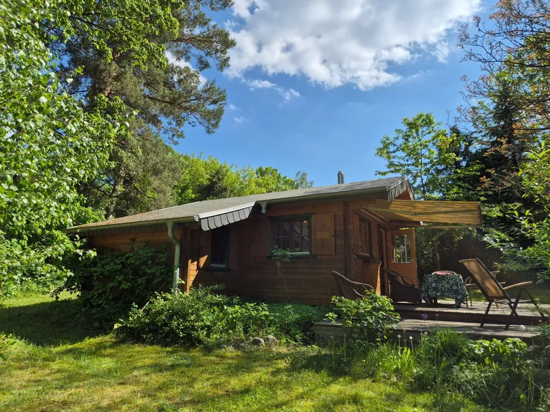 Blockhaus auf dem Wochenendgrundstück, eingebettet in Grün