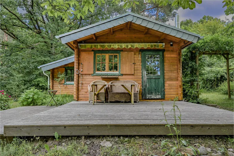 Terrasse und Eingang des Blockhauses
