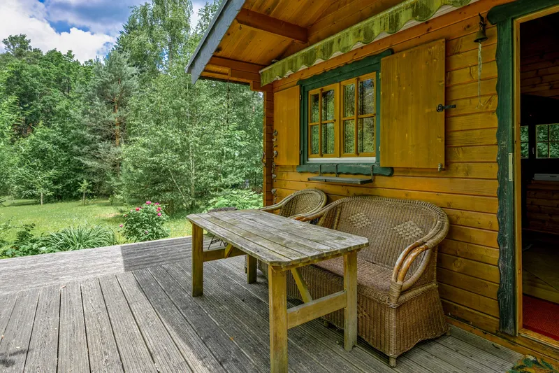 Überdachte Terrasse vor dem Blockhaus