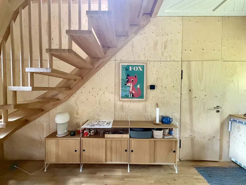 Offene Holztreppe ins Dachzimmer