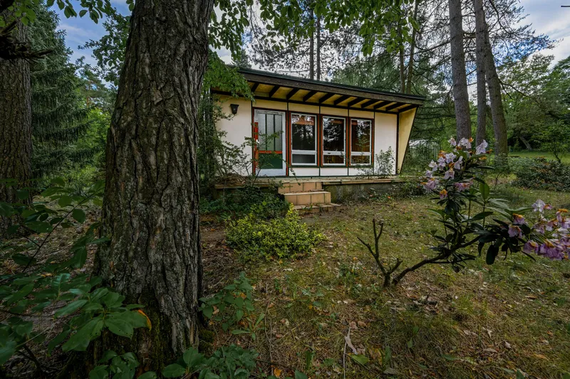 Verglastes Gartenhaus im Grünen