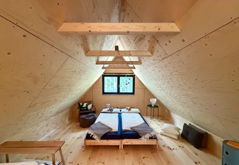 Dachzimmer unter sichtbaren Kehlbalken