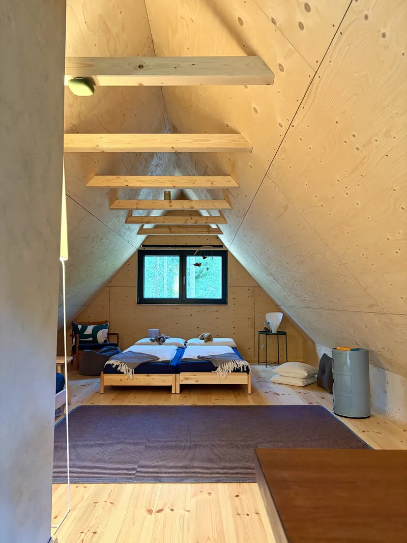 Dachzimmer mit Blick zum Giebel