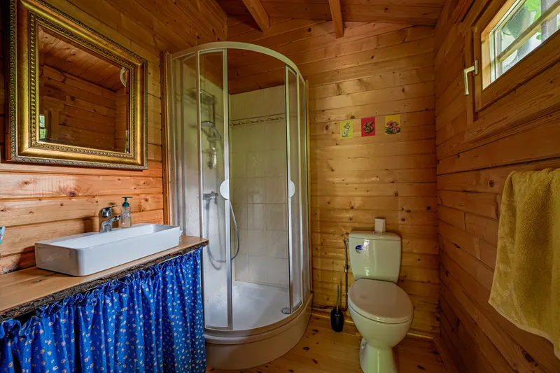 Duschbad im Blockhaus
